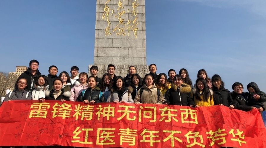 CMU students at a monument