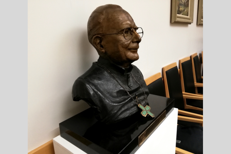 Bronze bust of Cardinal Cahal Daly in the Special Collections Seminar Room.