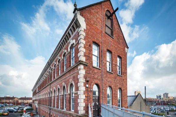 Outside of Queen's Medical Library