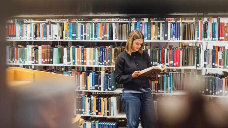 Student Tessa reads book in McClay