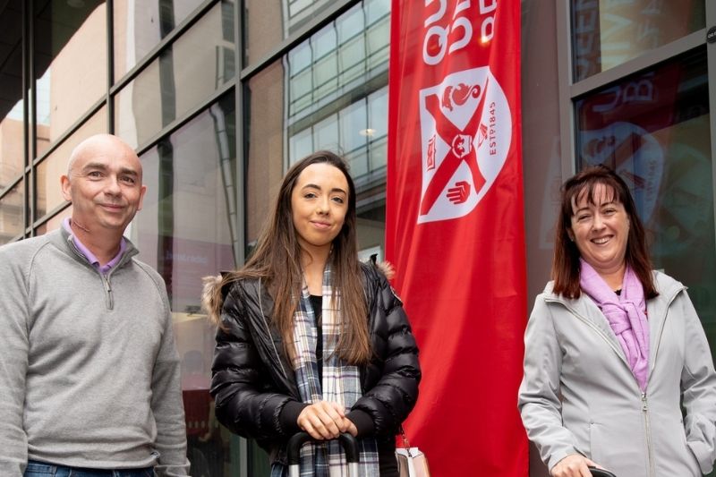 Student with her parents