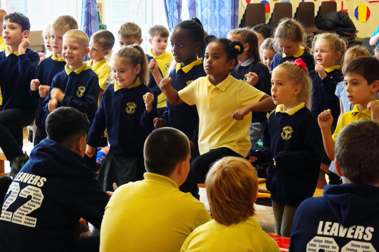 Crescendo school children singing