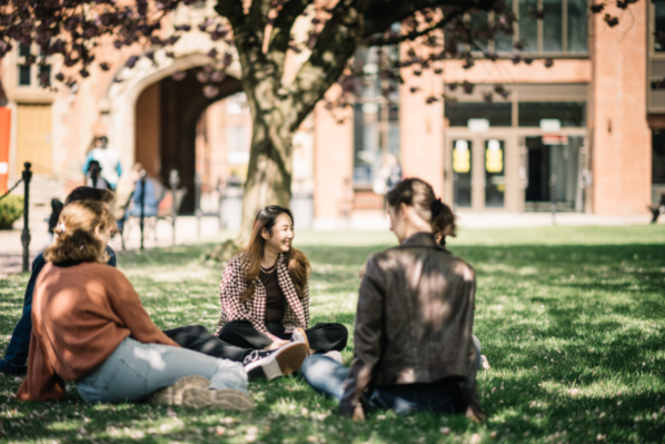 Queen's Alumni catching up on campus