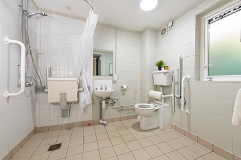 Accessible bathroom at Elms BT9
