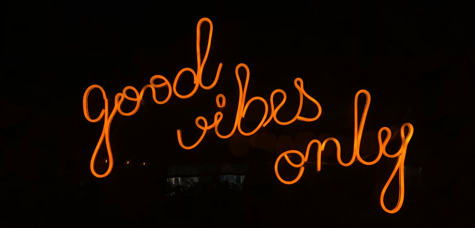 neon sign that says good vibes only