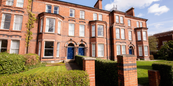 Right at the heart of everything in College Gardens and just a two minute walk to Queen’s main campus and right beside some of the best restaurants and cafes in Belfast.