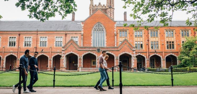 Students walking through Queen's campus