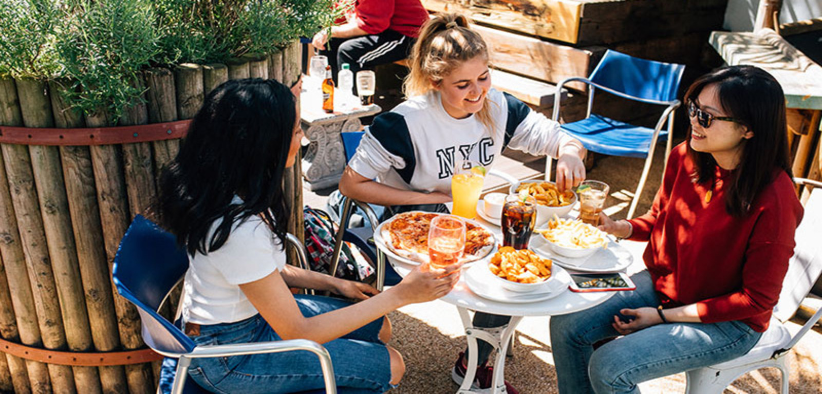 Students eating at the Parlour