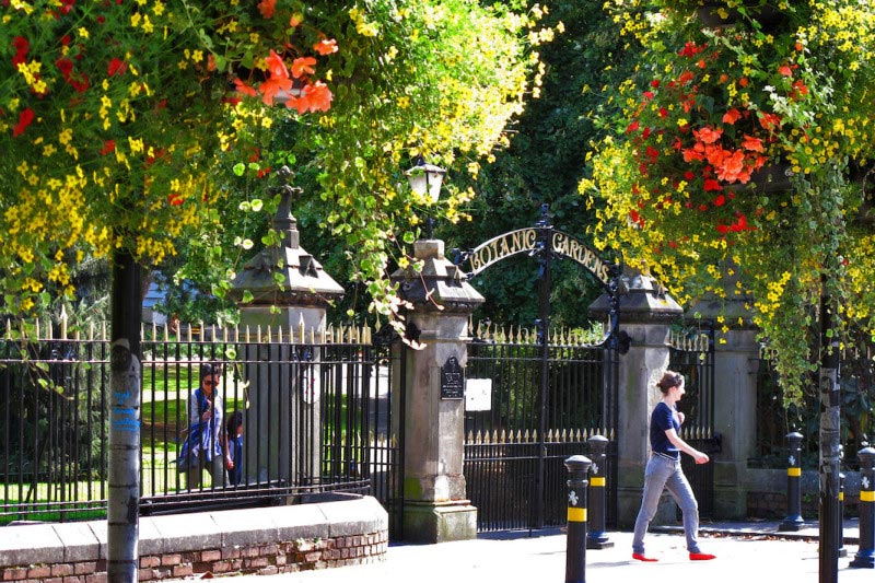 people coming out of Stranmillis road entrance to Botanic Gardens