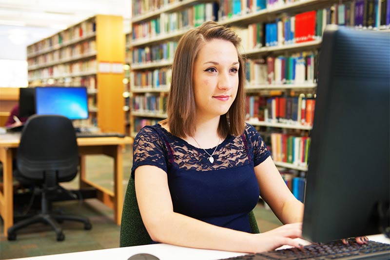 female student using computer in mcclay library 