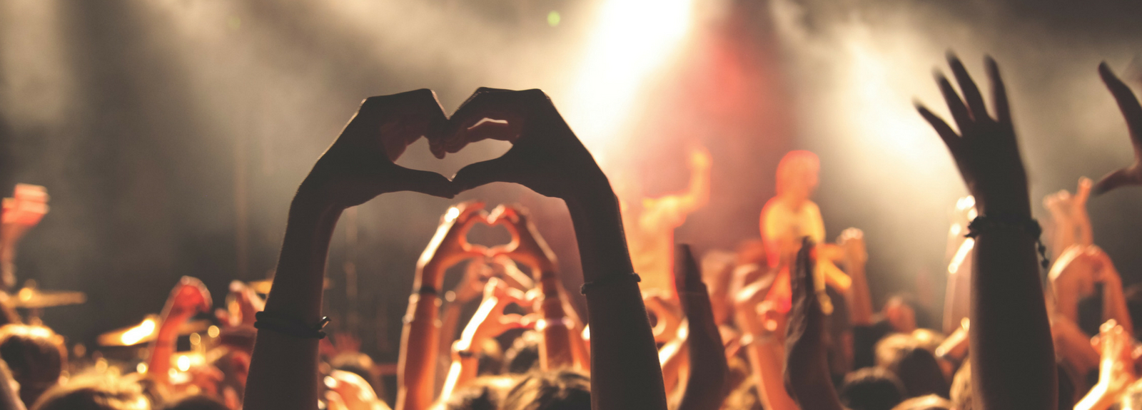1600x575 crowd in a club, heart with hands