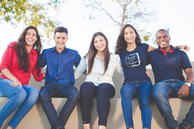 happy group of students 800x533