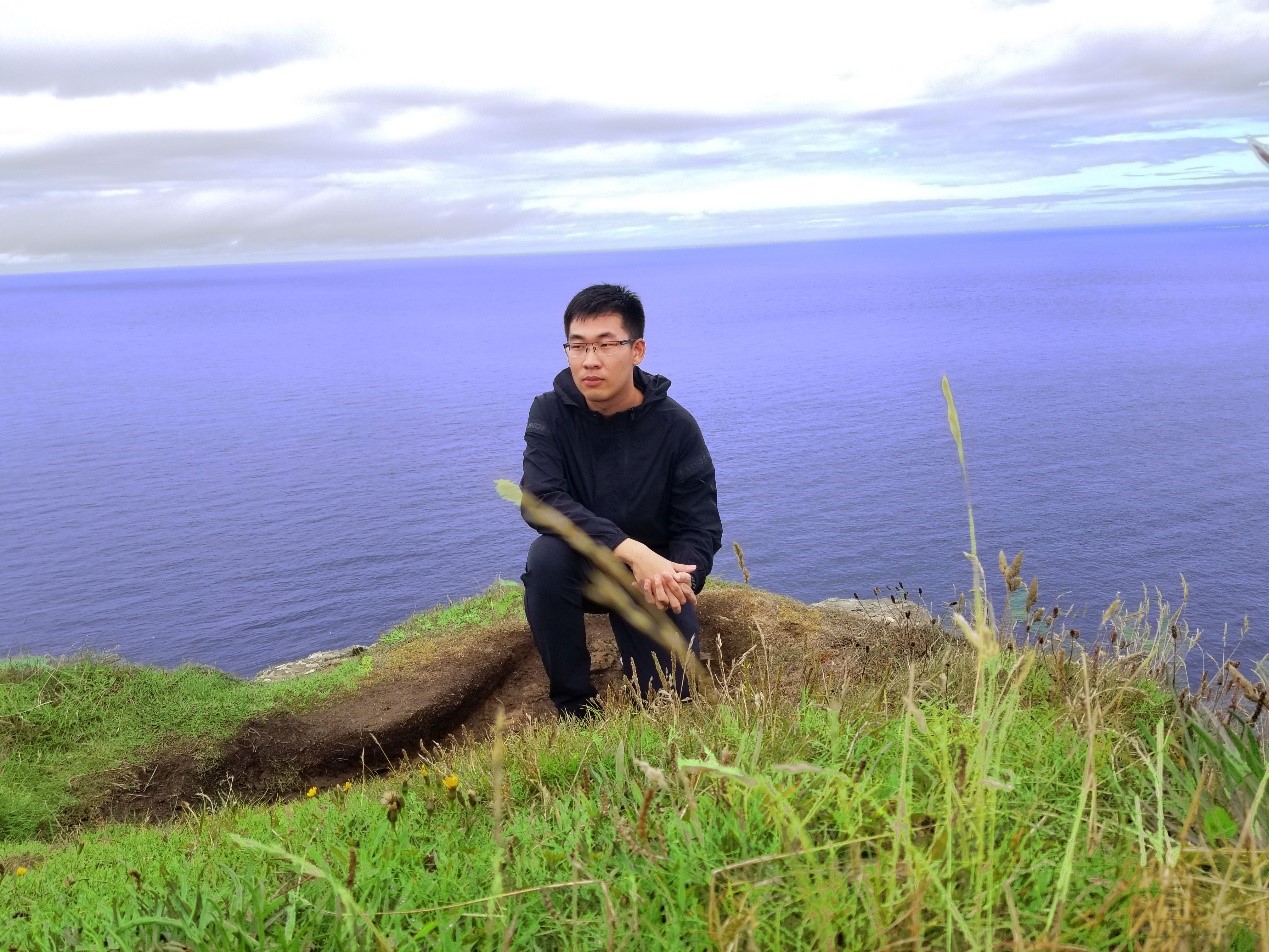 student NI tour Ocean in the background