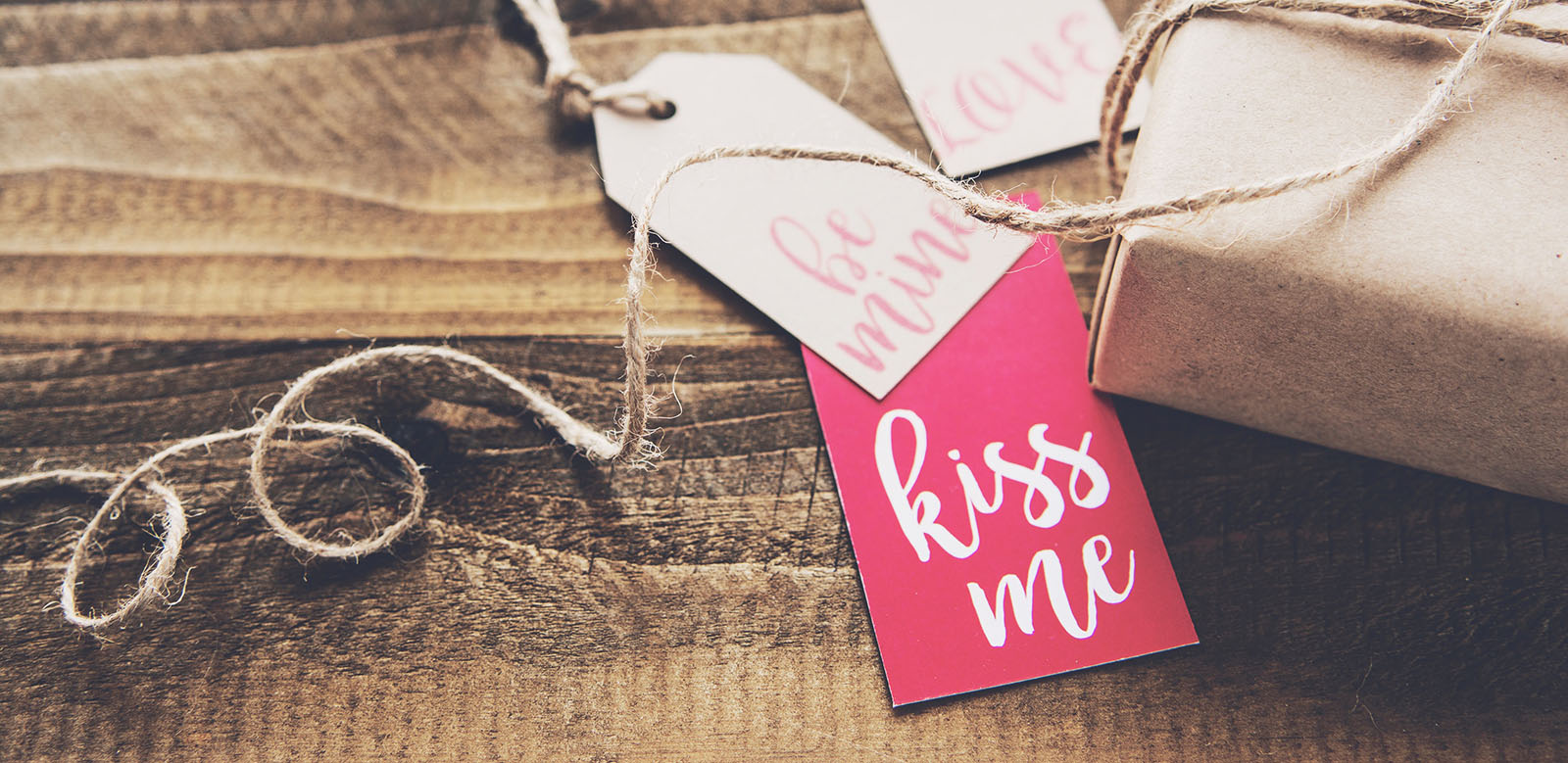 kiss me gift tag