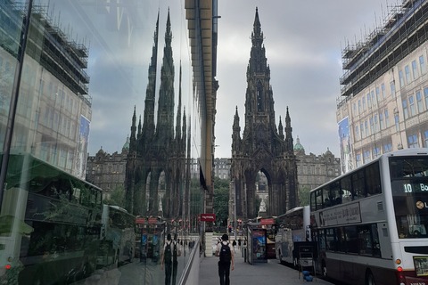 Street in Edinburgh leading to cathedral