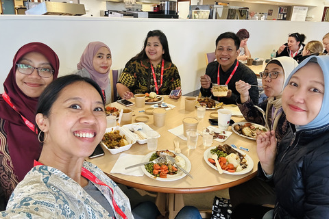 Student Muhammad eating lunch with a large group of friends