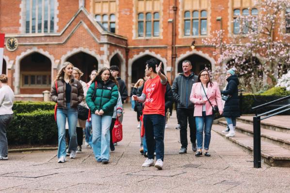 Queen's ambassador leads students on tour through the quad