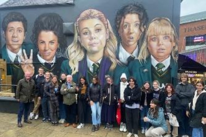 Mellon Centre. A Group of people in front of a mural