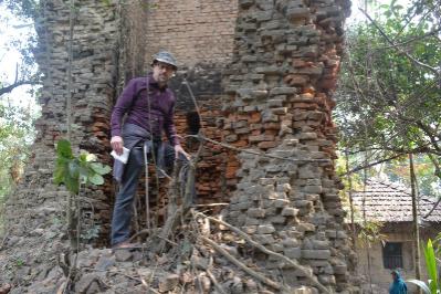 0001c Keith Lilley at the ruins of the GTS tower at Samalia, West Bengal, January 2017 800x533