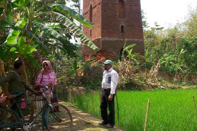 0001b Bishnupriya Basak and Satish Kumar on location in the field at Aknapur 800x533.jpg