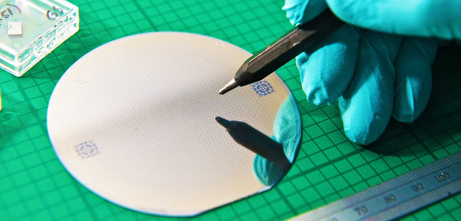 Circular mirror being manipulated with a pen-like device