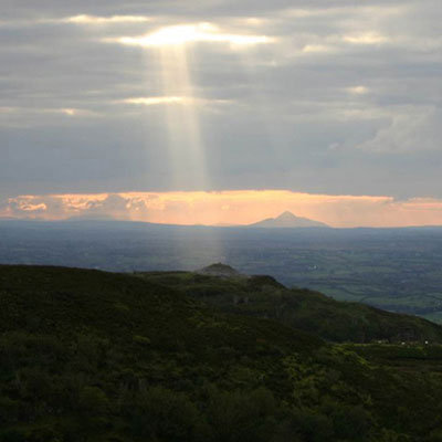 QUB-GAP-4V-Sunbeam-on-Carrowkeel-passage-tomb-Croagh-Patrick-in-distance