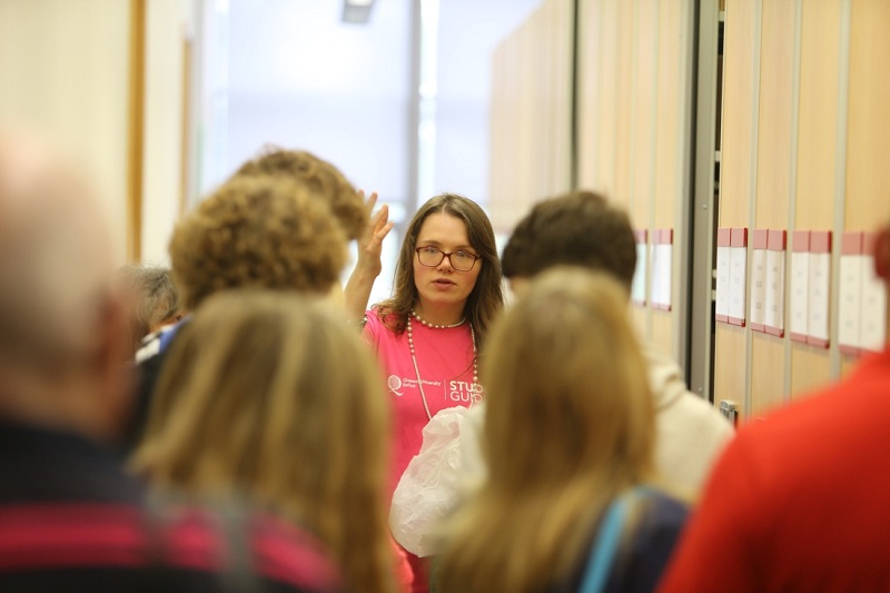 Students talking with Queens guide