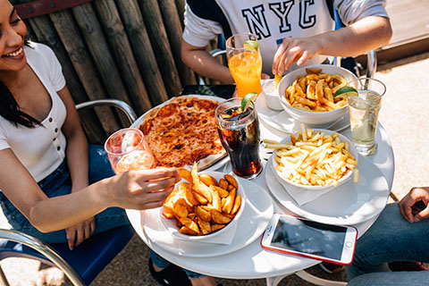 Students eating pizza at the Parlour